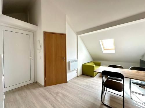 Habitación con mesa, sillas y puerta en Twins Apartments, en Zagreb