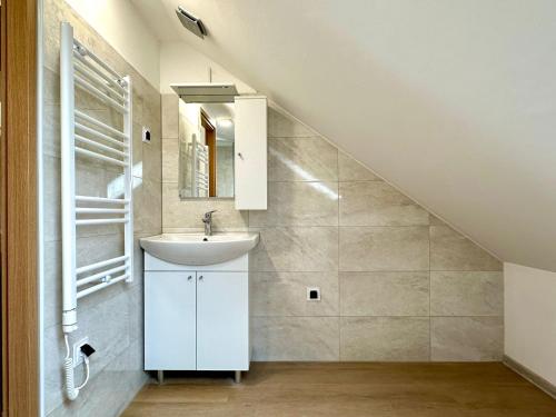 baño con lavabo y escalera en Twins Apartments, en Zagreb