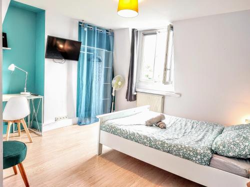 un salon avec un lit et une fenêtre dans l'établissement Palais du Luxembourg, à Roubaix