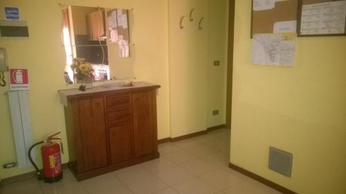 Habitación con baño con lavabo y encimera. en Appartamenti Roberta Cisanello 2, en Pisa