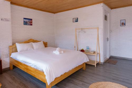 大叻的住宿－Scent Room - Village，卧室配有带白色棉被的床