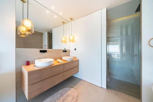 une salle de bain avec deux lavabos et un miroir dans l'établissement Croisette Appartement vue mer 3 chambres, à Cannes