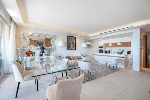 une salle à manger et un salon avec une table et des chaises dans l'établissement Croisette Appartement vue mer 3 chambres, à Cannes