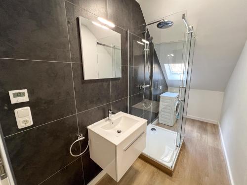 een badkamer met een witte wastafel en een douche bij Villa Plassenburg in Kulmbach