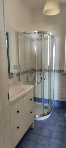a bathroom with a shower and a sink at Gold Beach House by LoveSud in Torre Pali 