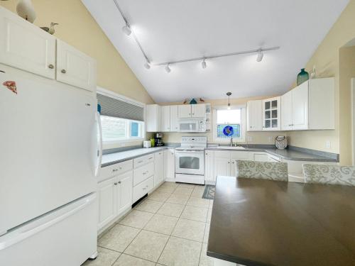 Køkken eller tekøkken på Seascapes - W153 Brought to you by GetAway Vacations