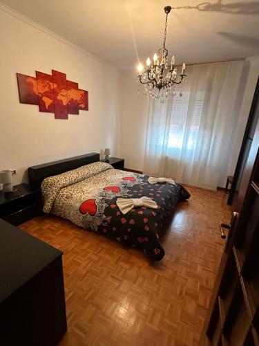 En eller flere senge i et værelse på Orchidea Apartment Lecco