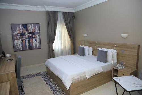 una camera d'albergo con letto e finestra di House 24 ad Abuja