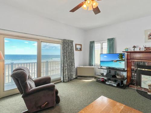 een woonkamer met uitzicht op de oceaan bij Sandcastle - W148 home in Wells