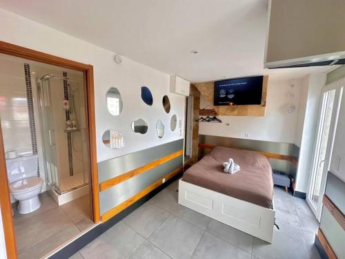 - une petite chambre avec un lit et une salle de bains dans l'établissement Le Spa Dijonnais, à Dijon