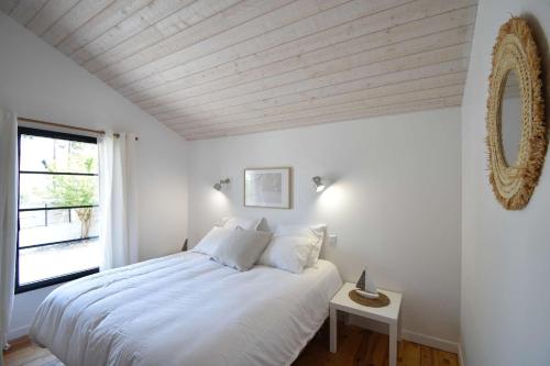 Un dormitorio blanco con una cama grande y una ventana en Lou Mae - Capbreton - Magnifique Villa à 800 m de l'Océan et à proximité du port de plaisance, en Capbreton