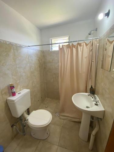 ein Bad mit einem WC und einem Waschbecken in der Unterkunft Complejo de Cabañas Ohana Salta in Campo Quijano