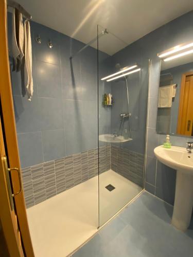 a bathroom with a shower and a sink at Apartamento Victor in Tossa de Mar