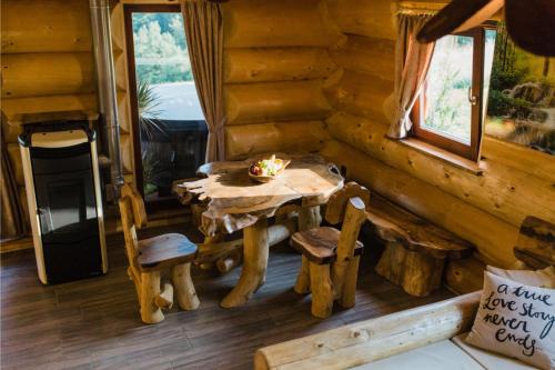Posezení v ubytování Forest Glade Cottage - Koča na jasi