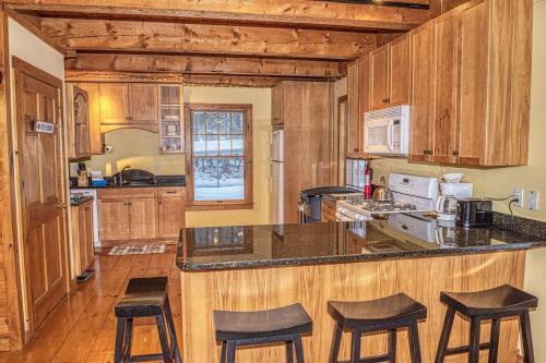 Dapur atau dapur kecil di The Whimsical Chalet Brought to you by GetAway Vacations