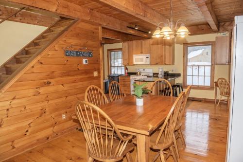 Gambar di galeri bagi The Whimsical Chalet Brought to you by GetAway Vacations di Mount Holly