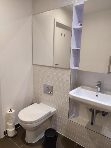2 bedroom 2 bath 1 ensuite in Roya Asenal beautiful views & parkingにあるバスルーム