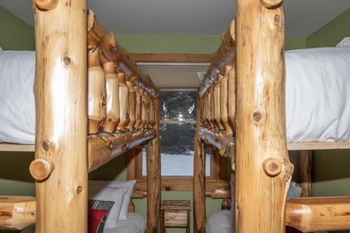 Katil dua tingkat atau katil-katil dua tingkat dalam bilik di The Whimsical Chalet Brought to you by GetAway Vacations
