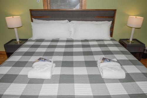 Katil atau katil-katil dalam bilik di The Whimsical Chalet Brought to you by GetAway Vacations