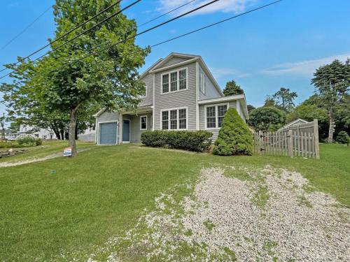 Κήπος έξω από το Beach House Brought to you by GetAway Vacations