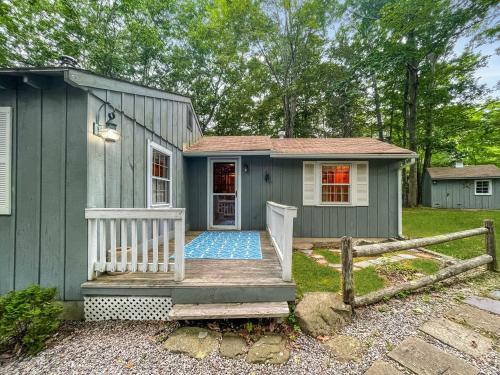 una pequeña casa verde con porche y escalera en Dewey Cottage - Y854 home en York