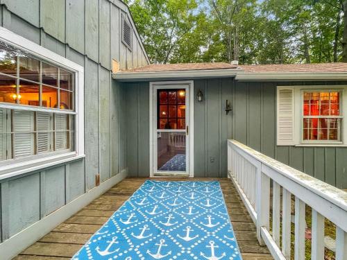 una casa con una alfombra azul en el porche en Dewey Cottage - Y854 home en York