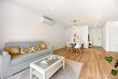 a living room with a couch and a table at Villa Mós - Beach Apartments in Lagos