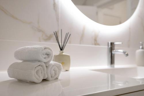 a pile of towels sitting on top of a bathroom counter at Villa Mós - Beach Apartments in Lagos