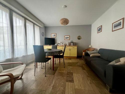 un salon avec un canapé et une table dans l'établissement Le Pédalo - proximité plage, à Wimereux