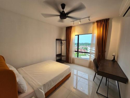 イポーにあるManhattan Condominium - Jalan Pasir Puteh - Ipohのベッドと天井扇風機のある寝室