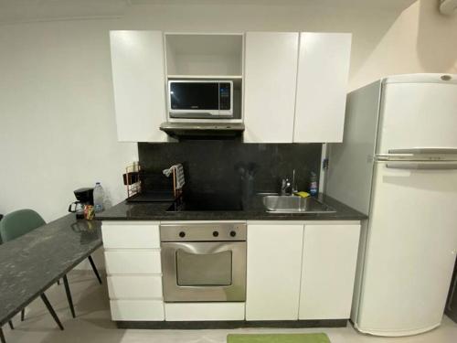 Η κουζίνα ή μικρή κουζίνα στο Suite con acceso directo al Centro Comercial