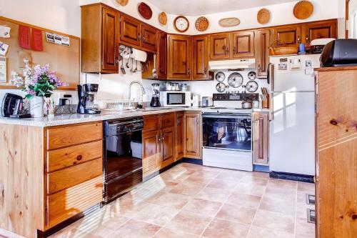 una cucina con armadietti in legno ed elettrodomestici bianchi di Sweet Life home a Pittsfield