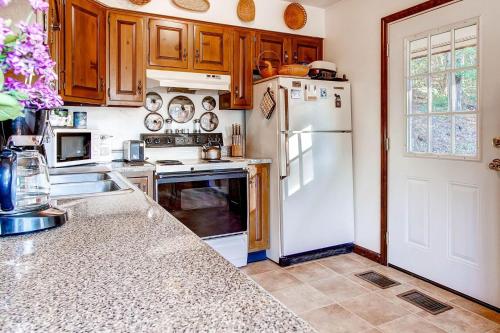 Dapur atau dapur kecil di Sweet Life Brought to you by GetAway Vacations