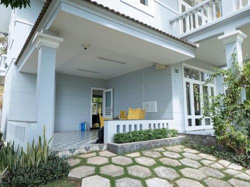 Casa blanca con porche y patio en The Sealinks City Mũi Né - VILLA 5PN, en Ấp Ngọc Hải