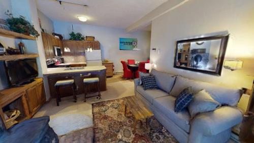 ein Wohnzimmer mit einem Sofa und einer Küche in der Unterkunft Wintergreen 106 condo in Pittsfield