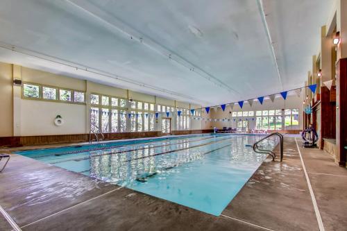 una gran piscina en un edificio en Pico Village Resort en Killington