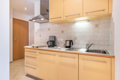 Una cocina o zona de cocina en Haus Rosengarten Apt A