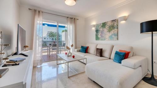 Mediterranean Getaway Seaviews At Puerto Banus