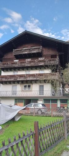 a building with a fence in front of it at CasaRoberto Apartment 1 in Gosau