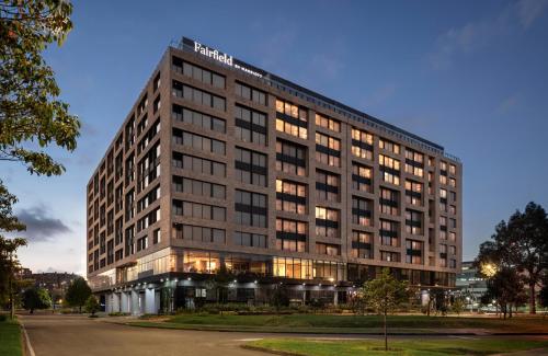 um edifício alto com luzes na noite em Fairfield by Marriott Bogota Embajada em Bogotá