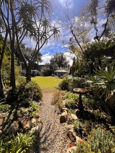Taman di luar Highgrove Guesthouse Sandton