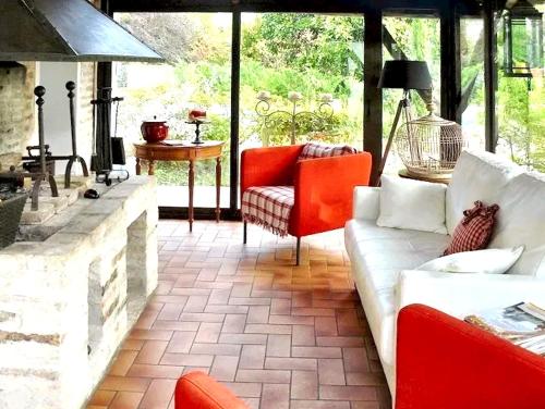 un salon avec un canapé et une cheminée dans l'établissement Villa charmante à Arsac avec piscine privée et jardin, à Arsac