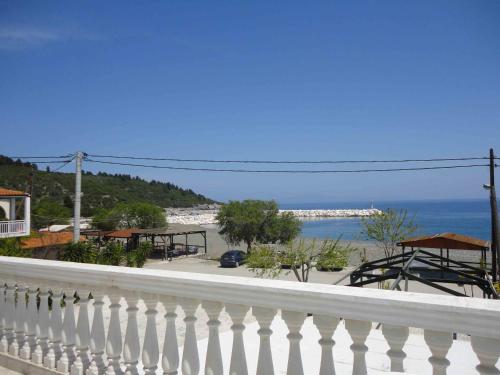einen Balkon mit Blick auf den Strand und das Meer in der Unterkunft Chris Corner in Vasiliká