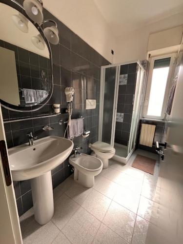 uma casa de banho com um lavatório, um WC e um chuveiro em Residence Rodi em Alassio