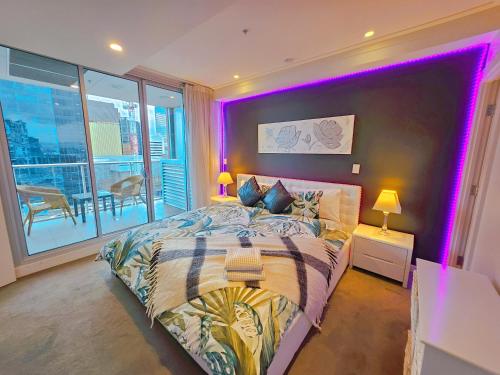 sypialnia z dużym łóżkiem z fioletowym oświetleniem w obiekcie TAO - Angle of Rowlands w mieście Adelaide