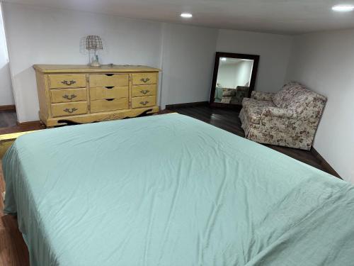 - une chambre avec un lit, une commode et une chaise dans l'établissement Recámara para bajitos, à San Luis Río Colorado