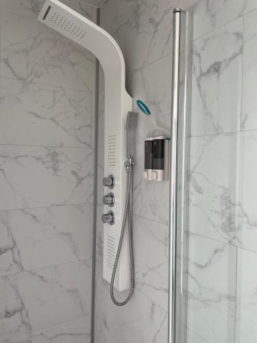 une douche avec pommeau de douche dans une salle de bain dans l'établissement COCOON BERCKOIS 250M DE LA PLAGE + WIFI + PARKING PUBLIC, à Berck-sur-Mer