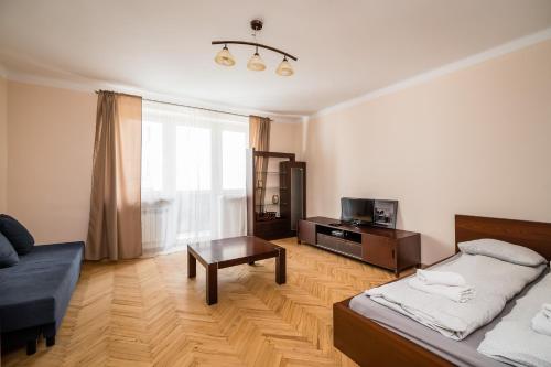 salon z 2 łóżkami i stołem w obiekcie Lubelska Apartment WAWELOFTS w Krakowie