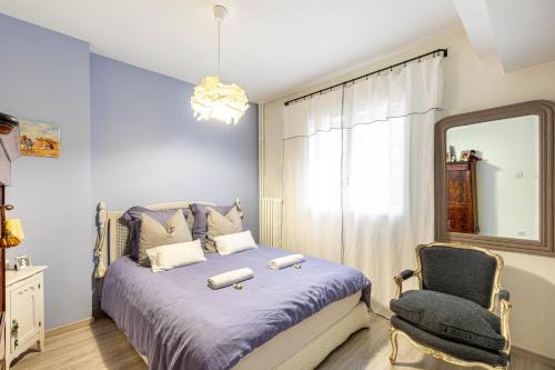 - une chambre avec un lit, une chaise et un miroir dans l'établissement GuestReady - Modern Comfort in Vincennes, à Vincennes