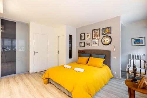 Katil atau katil-katil dalam bilik di GuestReady - Modern Comfort in Vincennes